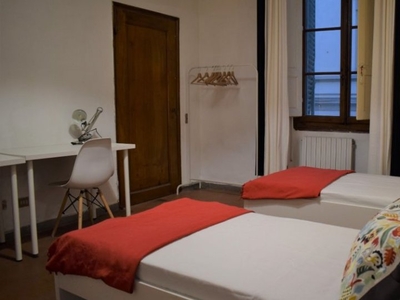 Posto letto in affitto in appartamento con 5 camere da letto a Firenze