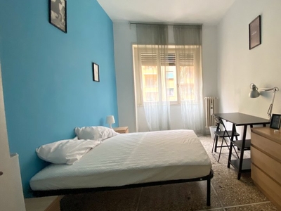 Stanze in affitto in appartamento con 5 camere da letto a Trieste, Roma