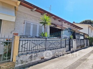 Casa Bi/Trifamiliare in Vendita in Via Cesare Battisti a Viareggio