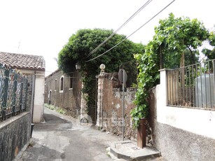 Casa indipendente in Vendita in Via Carbonaro Ospizio a Mascalucia