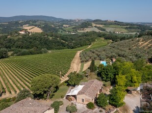 Grande Azienda Agricola con Vigneti, Ulivi e Vista su San Gimignano