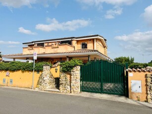 Grazioso Villino con giardino angolare - Torvaianica Alta