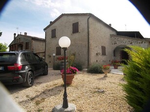 In Vendita: Antico Casale Ristrutturato con Appartamenti Vacanza a Colle Val d'Elsa, Toscana