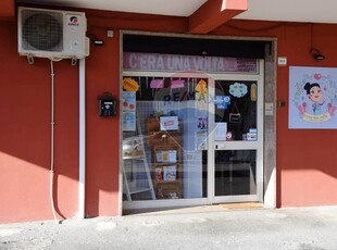 Negozio in vendita a Pomezia, Centro