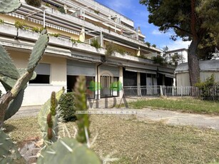 spazio commerciale in vendita a Villa rosa