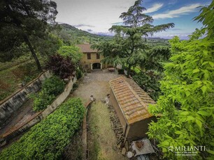 Villa con piscina e terreno in vendita nella campagna di Volterra