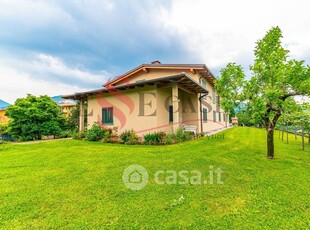 Villa in Vendita in Via Rotone 27 a Nembro