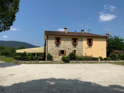 Agriturismo in vendita 8 Stanze da letto a Fossombrone