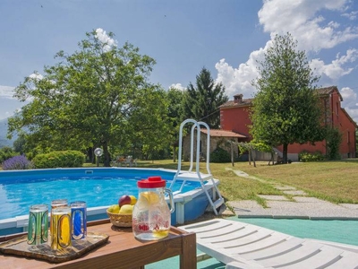 Casa a Barga con giardino, piscina e barbecue
