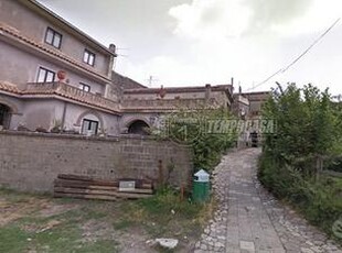 Appartamento piano rialzato con giardino in Casert