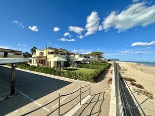 CASA CON GIARDINO DI FRONTE LA SPIAGGIA