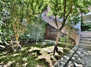 CASA CON GIARDINO, TERRAZZO E POSTO AUTO.