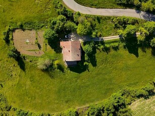 CASA IN COLLINA CIRCONDATA DA TERRENO DI PROPRIETA’