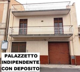 Casa singola con deposito 150 mq zona v.le laino'