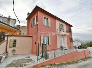 CASA SINGOLA CON GIARDINO, GARAGE E POSTI AUTO