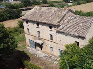 Casale da ristrutturare con terreno di 20000 mq