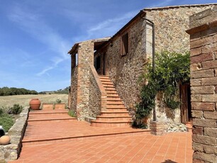 Casale in Pietra con Vista Panoramica in Vendita in Toscana