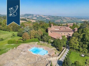 Castello di 8000 mq in vendita - Gazzola, Italia