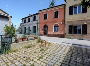 Cielo terra nel cuore del centro storico di Camera