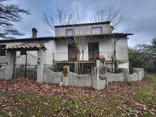 Colonica in Vendita a Radicofani: Tranquillità e Natura nella Splendida Toscana