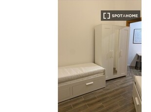 Letto in affitto in appartamento con 5 camere da letto a Milano