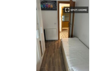 Letto in affitto in appartamento con 5 camere da letto a Milano