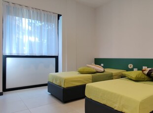 Letto in affitto in appartamento con 5 camere da letto a Milano