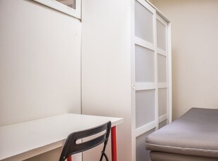 Luminosa camera in appartamento con 9 camere da letto ad Aurelio, a Roma