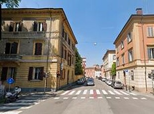 Modena, ampio monolocale con terrazzo