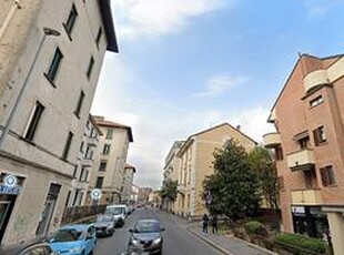 Monolocale arredatto con balcone a Monza