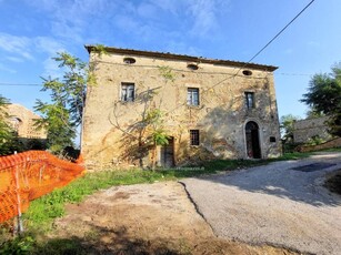 Piccolo complesso colonico da ristrutturare composto da Casa Colonica e Fienile. Piccolo resede ...