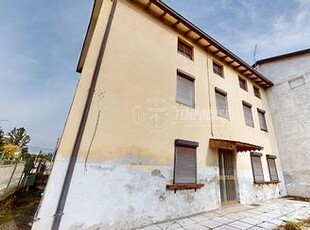 Porzione di casa con giardino e posto auto