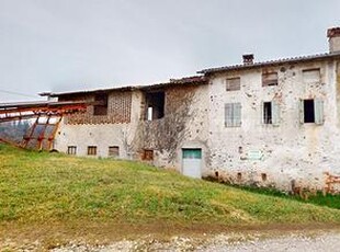 Porzione di casa da ristrutturare con terreno e de