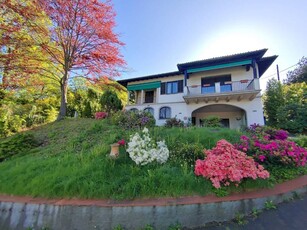 Solbiate Arno - vendesi villa signorile con giardino