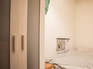 Stanza luminosa in appartamento con 9 camere da letto ad Aurelio, Roma