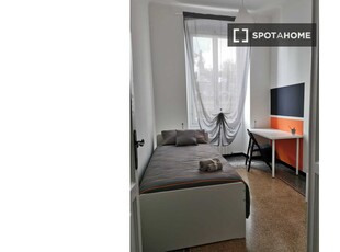 Stanze in affitto in un appartamento con 7 camere da letto a Genova
