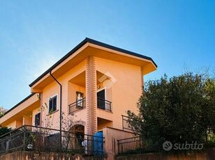 VILLA A SCHIERA A RENDE