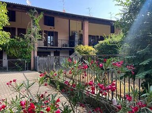 VILLA A SCHIERA CENTRALE A MISANO DI GERA D'ADDA