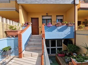 Villa a schiera con verande e cortile