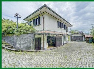 Villa Bifamiliare con ampio giardino, 4 box + vist