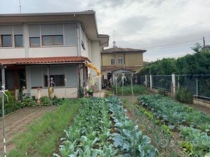 Villa bifamiliare su tre livelli con giardino escl