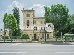 Villa con giardino, Lucca vicino mura