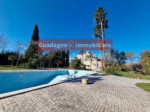 VILLA con piscina e campo da tennis