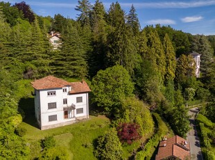 Villa d'epoca con parco in vendita sulle colline del lago Maggiore