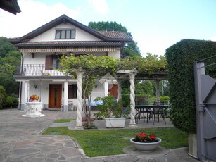 Villa in vendita a Bizzarone