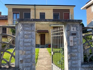 Villa singola con 2 appartamenti, Sedriano centro.