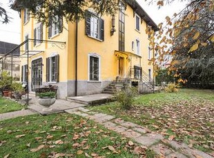 VILLA SINGOLA CON GIARDINO, CANTINA E POSTO AUTO A