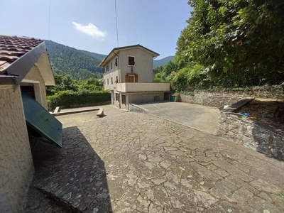 Villa Bifamiliare con giardino, Capannori colle di compito