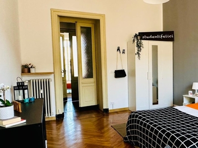 Stanze in affitto in appartamento con 5 camere da letto a Torino