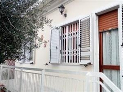 Casa singola in buono stato di 90 mq. a Marina Di Carrara